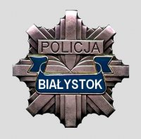Fotografia kolorowa przedstawiająca odznakę policyjną z napisem Białystok
