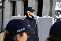 Fotografia kolorowa przedstawiająca postać Komendanta Miejskiego Policji podczas uroczystości w Zaściankach.