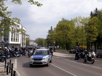Fotografia kolorowa przedstawiająca motocyklistów podczas parady jednośladów