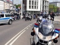 Fotografia kolorowa przedstawiająca policjantów zabezpieczających rozpoczęcie sezonu motocyklowego
