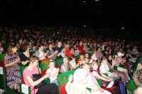 Fotografia kolorowa przedstawiająca widownię podczas inauguracji w Filharmonii Białostockiej &quot;Tygodnia Czytania Dzieciom&quot;