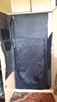 Fotografia kolorowa przedstawiająca szafę specjalną przygotowaną do uprawy marihuany