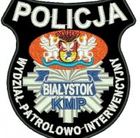 Fotografia kolorowa przedstawiająca czarną naszywkę z napisem Wydział Patrolowo-Interwencyjnego KMP Białystok