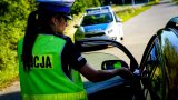 policjantka ruchu drogowego podczas sprawdzania stanu trzeźwości kierowcy