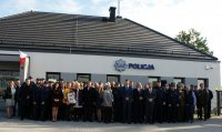 Grupowe zdjęcie przed posterunkiem policji w Zaściankach