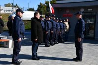 dowódca uroczystości podczas składania uroczystego meldunku ministrowi Jarosławowi Zielińskiemu