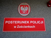 czerwona tabliczka z napisem : posterunek policji w zaściankach&quot;