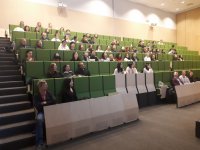 Fotografia kolorowa przedstawiająca studentów słuchających prelekcji odbywających się na uniwersytecie w Białymstoku.