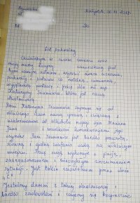 Kartka papieru, na której zapisany jest list pochwalny dla dzielnicowej za jej służbę