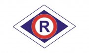 Fotografia kolorowa przedstawiająca logo ruchu drogowego tj. rąb w środku litera R