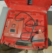 Fotografia kolorowa przedstawiająca skradzioną walizkę z elektronarzędziem.