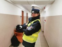policjantka stojąca na korytarzu