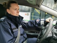Policjantka siedząca za kierownicą radiowozu