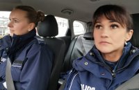 Policjantki jadące radiowozem