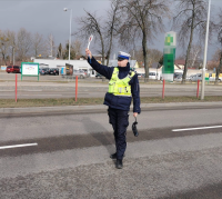 policjant dający sygnał do zatrzymania