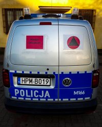 Fotografia kolorowa przedstawiająca tył pojazdu specjalnego policji