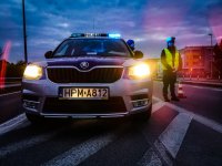 policjanci podczas kontroli pojazdów