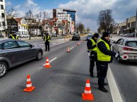 policjanci ruchu drogowego podczas kontroli pojazdów