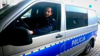umundurowany policjant siedzący w samochodzie