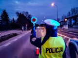 policjantka ruchu drogowego z uniesioną tarczą do zatrzymywania pojazdów