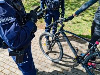 policjanci podczas kontroli rowerów