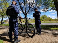 policjanci kontrolują rowerzystów