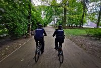 policjanci &quot;patrolówki&quot; podczas sprawdzania legalności posiadania rowerów