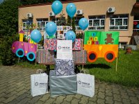 upominki z konkursu, słodycze oraz balony, ustawione przed domem dziecka