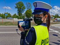 policjantka ruchu drogowego podczas pomiaru prędkości