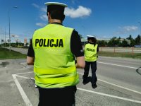Policjanci kontrolujący ruch na drodze krajowej numer 19