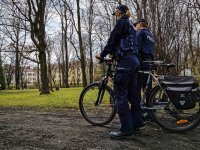 policjanci z Wydziału Patrolowo-Interwencyjnego KMP w Białymstoku podczas patroli rowerowych