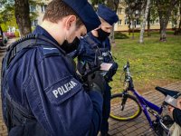 policjanci z Wydziału Patrolowo-Interwencyjnego KMP w Białymstoku podczas patroli rowerowych