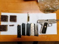 zabezpieczona nielegalna broń wraz z amunicją rozłożone na stole