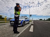 policjant ruchu drogowego podczas pomiaru prędkości