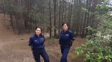 dwie policjantki w leśnej scenerii