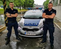 policjanci białostockiej &quot;patrolówki&quot; stojący przed radiowozem