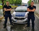 policjanci białostockiej &quot;patrolówki&quot; stojący przed radiowozem