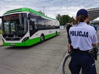 Policjanci stojący na zatoczce autobusowej