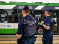Policjanci obserwujący pasażerów autobusów komunikacji miejskiej