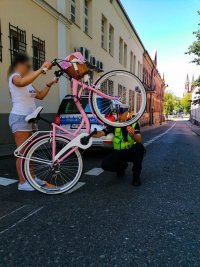 Policjant ruchu drogowego podczas kontroli roweru