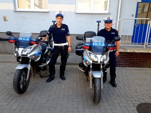 Policjanci stojący przy motocyklach