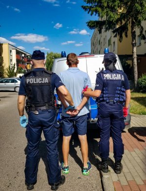 policjanci wraz z zatrzymanym mężczyzną