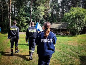 policjantk awraz ze strazą pożarną sprawdzaja obozowisko w Borkach