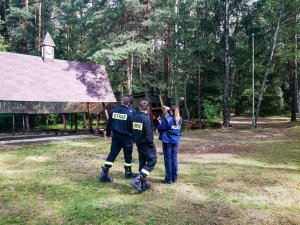 policjantk awraz ze strazą pożarną sprawdzaja obozowisko w Borkach