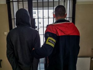 policjanci kryminalni wraz z zatrzymanym 19-latkiem