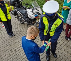 Policjantki z Wydziału Ruchu drogowego KMP i KWP wc Białymstoku opodczas inauguracji roku szkolnego