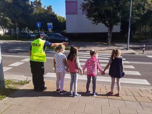 policjantka z wydziału prewencji komendy miejskiej policji w białymstoku podczas spotkania z dziećmi ze szkoły podstawowej numer 19 we białymstoku