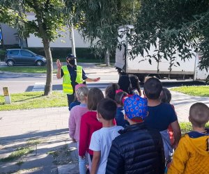 policjantka z wydziału prewencji komendy miejskiej policji w białymstoku podczas spotkania z dziećmi ze szkoły podstawowej numer 19 we białymstoku