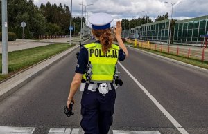 policjantka ruchu drogowego podczas zatrzymywania pojazdu na drodze