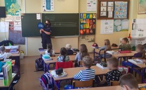 policjantka Komendy Miejskiej Policji w Białymstoku podczas spotkania z dziecmi